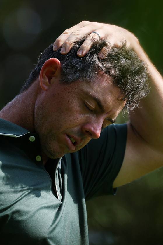 로리 매킬로이가 PGA 챔피언십 1라운드에서 티샷을 실수한 후 괴로워하고 있다. AFP=연합뉴스