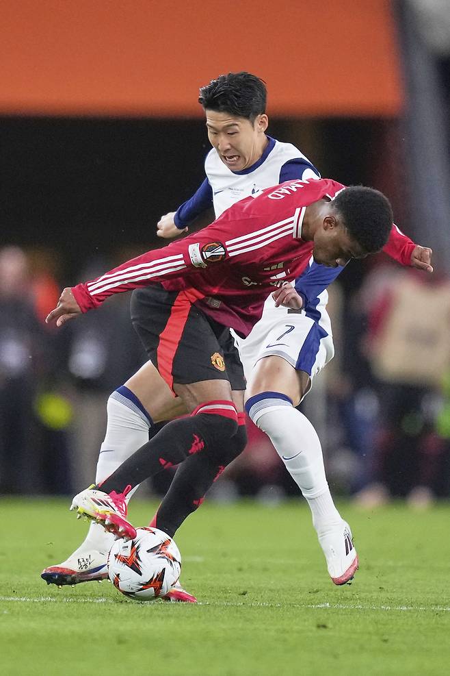 토트넘 공격수 손흥민이 22일 맨유와의 유로파리그 결승에 교체투입돼 볼경합을 펼치고 있다. [AP=연합뉴스]