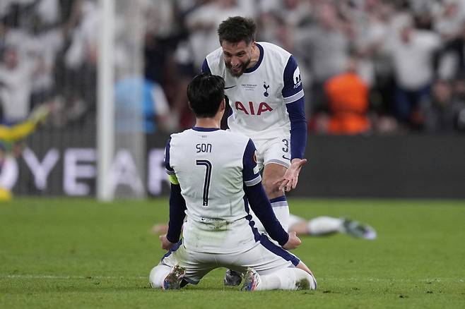 유로파리그 우승 확정 직후 무릎을 꿇고 기뻐하는 손흥민(가운데). [AP=연합뉴스]