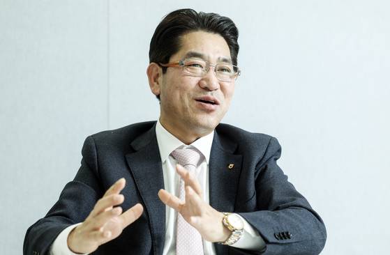 홍국일 NH투자증권 퇴직연금본부장이 서울 영등포구 여의도동 NH투자증권에서 중앙일보와 인터뷰하고 있다. 김성룡 기자