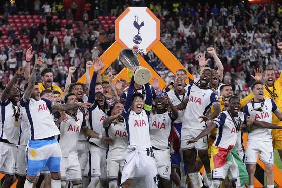 유로파리그 우승 트로피를 들어올리는 손흥민(가운데). [AP=연합뉴스]