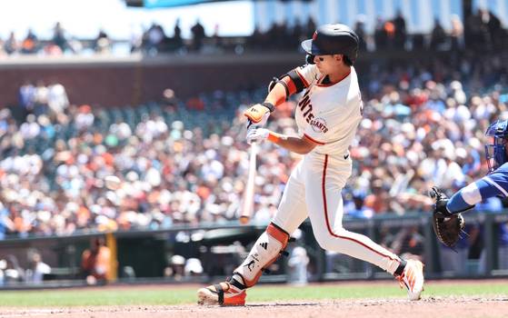 22일(한국시간) 캔자스시티전에서 2루타를 때려내는 이정후. 로이터=연합뉴스