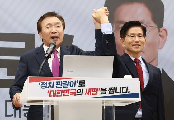 손학규 전 민주당 대표가 22일 오전 서울 여의도 국민의힘 중앙당사에서 김문수 대통령 후보 지지 선언을 하고 있다. 뉴스1