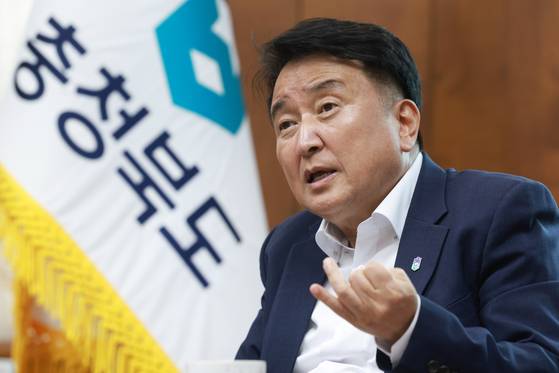 김영환 충북지사가 청주공항 활주로 신설 등 충북 도정을 설명하고 있다. 사진 충북도