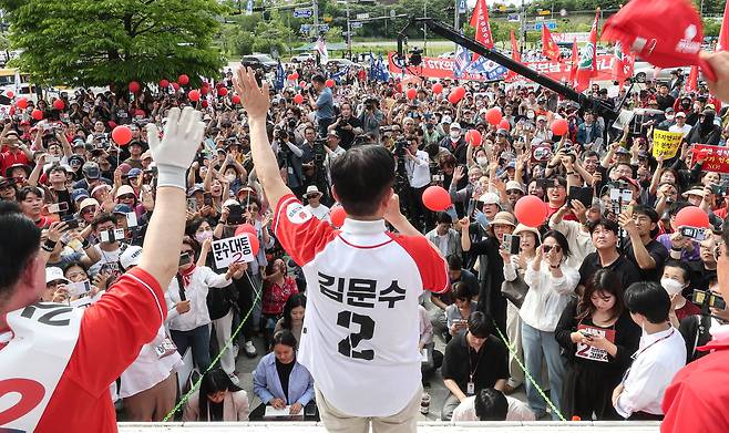 국민의힘 김문수 대선 후보가 21일 오후 경기도 파주시 야당동 새암공원에서 열린 "더 편하게 더 든든하게" 유세에서 지지를 호소하고 있다. 임현동 기자