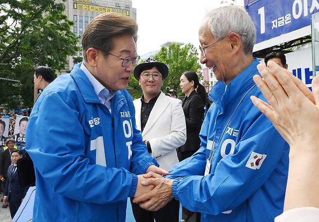 이재명 더불어민주당 대선 후보가 21일 인천 부평구 부평역 북광장에서 지원유세에 나선 윤여준 상임총괄선거대책위원장과 인사하고 있다. 김성룡 기자