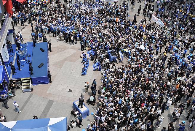 이재명 더불어민주당 대선 후보가 21일 오후 인천광역시 남동구 구월로데오거리에서 유세하고 있다. 김성룡 기자