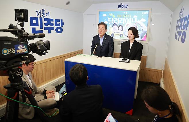 이재명 더불어민주당 대선 후보가 21일 인천 미추홀구 문학경기장에서 ‘K이니셔TV - 달려라이브' 진행을 마친 뒤 기자브리핑을 하고 있다. 김성룡 기자