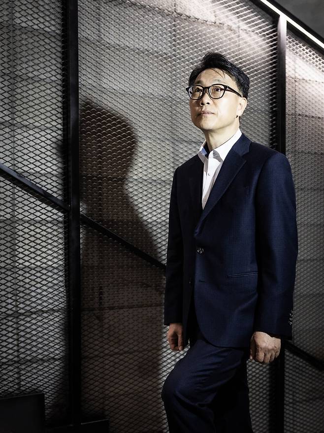 김진욱 초대 공수처장은 중립성 수호가 공수처의 핵심이라고 강조했다. 월간중앙과 인터뷰 도중 생각에 잠긴 김 초대공수처장. 최기웅 기자