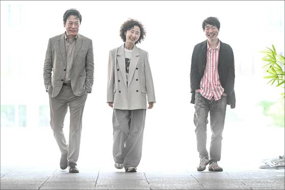 서울시극단은 오는 30일부터 연극 '유령'을 선보인다. (왼쪽부터) '유령'에 출연하는 배우 강신구, 이지하. 연출가 고선웅. 사진 세종문화회관