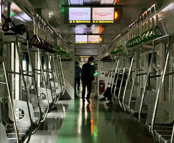 오전 1시 10분에 서울 신도림역으로 들어온 마지막 지하철 열차에서 역무원들이 잠이 든 승객을 깨우고 있다. 김홍준 기자