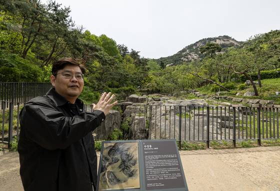 역대 최대 규모의 ‘겸재 정선’전(경기도 용인 호암미술관, 6월 29일까지)을 기획한 조지윤 리움미술관 소장품연구실장이 지난 2일 서울 수성동 계곡에서 이곳을 그린 정선의 ‘장동팔경첩-수성동’을 설명 중이다. 표지판에 그림이 보인다. 김정훈 기자