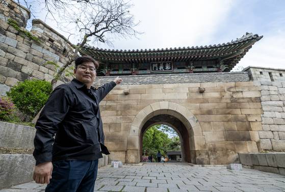 2일 오후 서울시 종로구 창의문 일대에서 조지윤 리암 미술관 소장품연구실장이 겸재 정선의 그림과 현 모습을 비교하며 설명하고 있다. 김정훈 기자