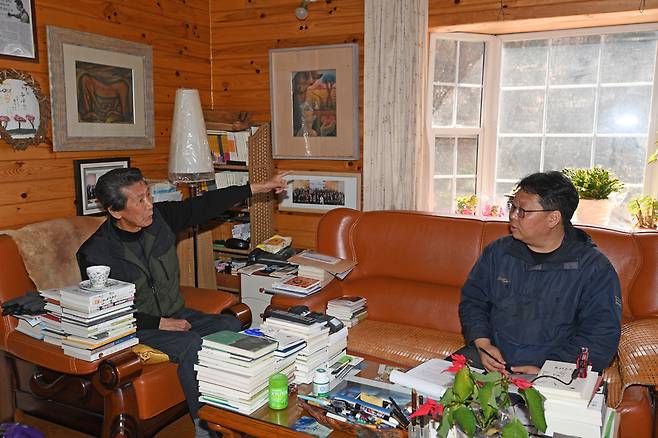 2020년 4월 고 김시철 시인(사진 왼쪽)과 가진 인터뷰 장면. /오석기 제공