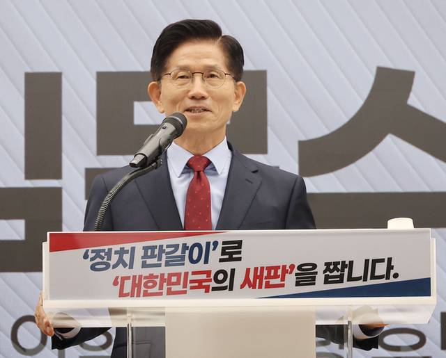 ▲ 국민의힘 김문수 대선 후보가 22일 서울 여의도 국민의힘 중앙당사에서 정치개혁 관련 긴급 기자회견을 하고 있다. 연합뉴스