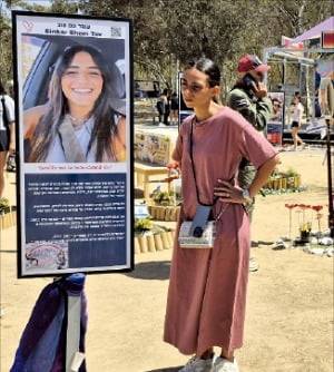 2023년 10월 7일 하마스의 테러 공격으로 수백 명이 사망한 이스라엘 노바 음악축제 현장. 방문객들이 20일(현지시간) 이곳에 마련된 추모 공간을 둘러보고 있다.   /안상미 기자