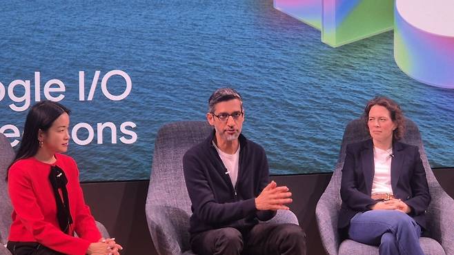 순다르 피차이 구글 최고경영자(CEO)가 21일(현지시간) 미국 마운틴뷰 구글 본사에서 열린 개발자대회(I/O) 기자간담회에서 취재진의 질문에 답변하고 있다./ 송영찬 특파원