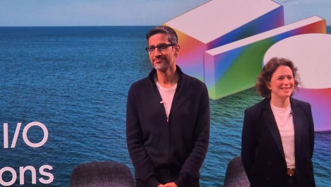 순다르 피차이 구글 최고경영자(CEO)가 21일(현지시간) 미국 마운틴뷰 구글 본사에서 열린 개발자대회(I/O) 기자간담회에서 취재진의 질문에 답변하고 있다. 오른쪽은 엘리자베스 리드 구글 검색부문 부사장. / 송영찬 특파원