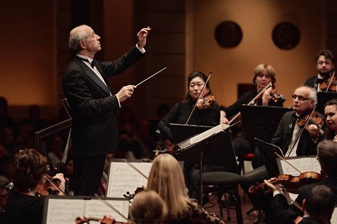 지휘자 이반 피셰르가 말러 교향곡 5번을 지휘하고 있다. ⓒ Milagro Elstak