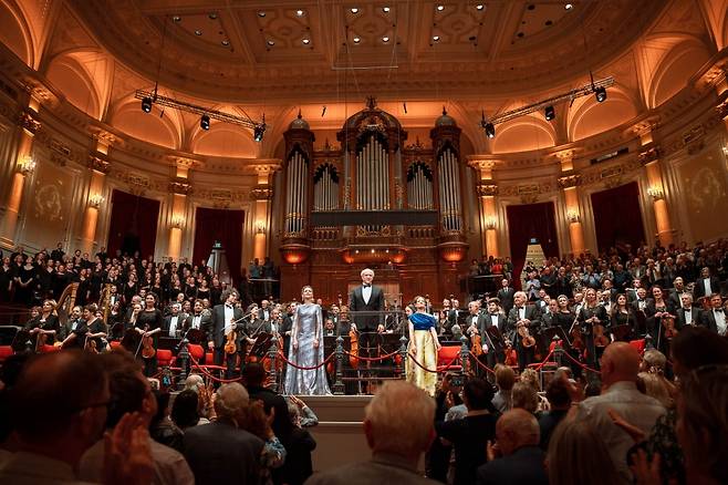 지난 10일 암스테르담 콘세르트헤바우 메인 홀에서 부다페스트 페스티벌 오케스트라가 말러 교향곡 2번 연주가 끝난 뒤 청중들에게 인사하고 있다. ⓒ Jessie Kamp