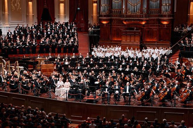 지난 16일 콘세르트헤바우 메인 홀에서 클라우스 메켈레가 말러 교향곡 8번을 지휘하고 있다. ⓒ Eduardus Lee