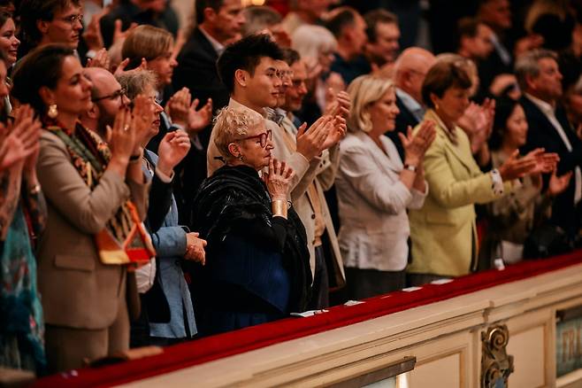 지난 9일 구스타프 말러의 손녀인 마리나 말러가 콘세르트헤바우 메인 홀에서 말러 교향곡 1번 연주에 보낸 관객들의 성원을 만끽하고 있다. ⓒ Eduardus Lee