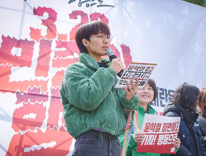 ‘청소년인권행동 아수나로’의 수영 활동가가 지난 3월29일 종로 보신각에서 열린 ‘가자! 평등으로 3·29 민중의 행진’ 집회에서 발언하고 있다. 수영 활동가 제공