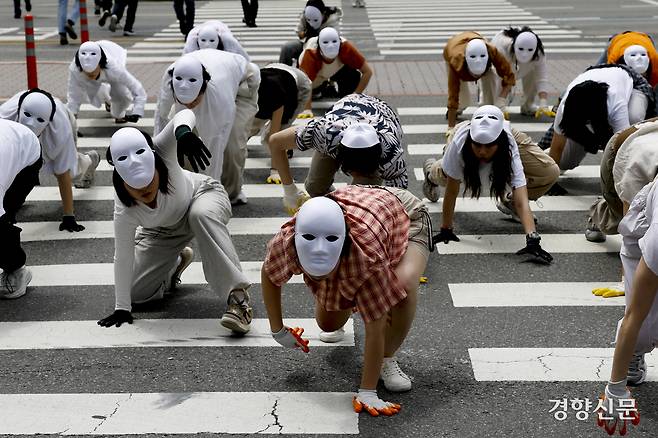 환경단체 녹색연합 소속 활동가들과 전문무용수, 시민들이 22일 서울 광화문광장 일대에서 생물다양성의 날을 맞아 ‘공생2’ 퍼포먼스를 벌이고 있다. ‘공생2’는 우리나라의 많은 보호지역과 동식물들이 법인격을 부여받고 우리와 함께 안전하게 살아갈 수 있는 토대를 마련하자는 메시지를 담고 있다.  문재원 기자