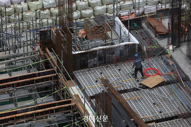 서울의 한 주택 재개발 현장에서 근로자들이 작업하는 모습. 경향신문 자료사진