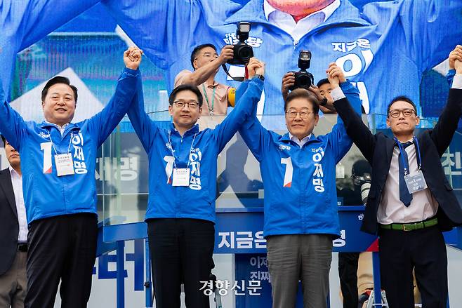 이재명 더불어민주당 대선 후보가 22일 오후 경남 양산시 양산 워터파크공원에서 열린 집중유세에서 (왼쪽부터) 김두관 상임선대위원장, 김경수 총괄선거대책위원장과 함께 지지를 호소하고 있다. 박민규 선임기자