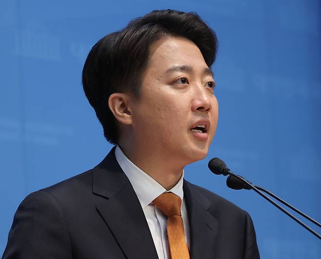 이준석 개혁신당 대선 후보가 22일 서울 여의도 국회 소통관에서 긴급 기자회견을 열고 국민의힘 김문수 대선 후보와의 단일화 요구에 대한 거부 입장을 밝히고 있다. 연합뉴스