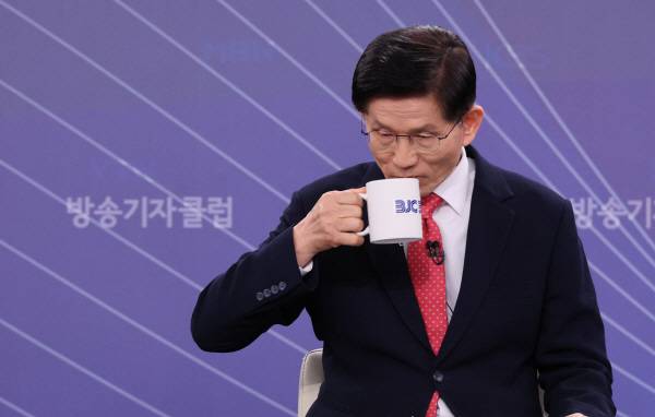 21일 국민의힘 김문수 대선 후보가 경기 고양시 MBN 미디어센터에서 열린 한국방송기자클럽 대선 후보 초청 토론회에 참석해 물을 마시고 있다. 국회사진기자단