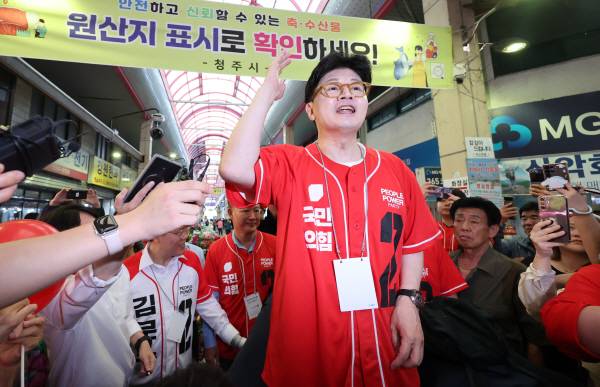 한동훈 전 국민의힘 대표가 22일 충북 청주지 육거리시장을 찾아 김문수 대선 후보 지원 유세를 하고 있다. 연합뉴스