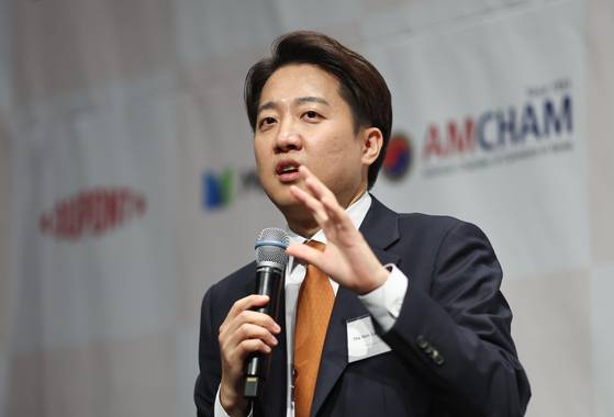 Reform Party presidential candidate Lee Jun-seok speaks during a special election spotlight dialogue hosted by the American Chamber of Commerce in Korea (Amcham) at the Grand Hyatt Seoul on May 22. [YONHAP]