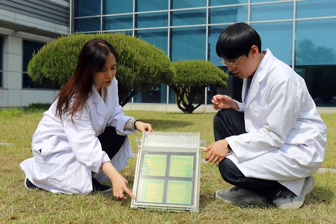 태양전지로 청정수소 생산 효율성을 높이는 실험을 진행 중인 이지혜 나노리소그래피연구센터장(왼쪽)과 이호영 학생연구원. 한국기계연구원