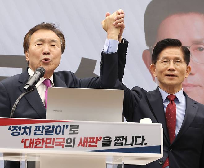 손학규 전 바른미래당 대표가 22일 서울 여의도 국민의힘 중앙당사에서 열린 정치개혁 관련 긴급 기자회견에서 김문수 국민의힘 대선 후보 지지 선언을 하고 있다. 연합뉴스