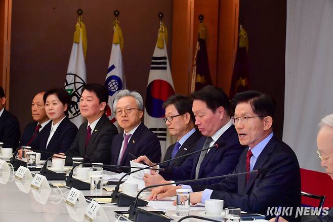 김문수 국민의힘 대선 후보(맨 오른쪽)가 22일 서울 중구 대한상공회의소에서 열린 '경제5단체장 간담회'에서 발언하고 있다.