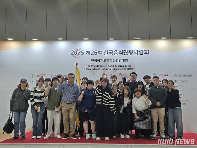충남도립대학교 호텔조리제빵학과가 ‘2025 한국국제요리제과경연대회’에서 역대 최다 수상 실적을 거둔 가운데 수상자들이 환호하고 있다.