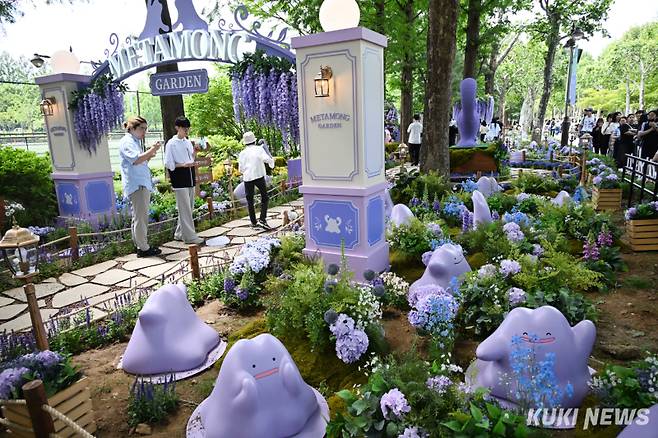 ‘서울국제정원박람회 개막’2025 서울국제정원박람회 개막일인 22일 오전 서울 동작구 보라매공원을 찾은 시민들이 아름답게 조성된 메타몽 가든에서 사진을 찍고 있다.