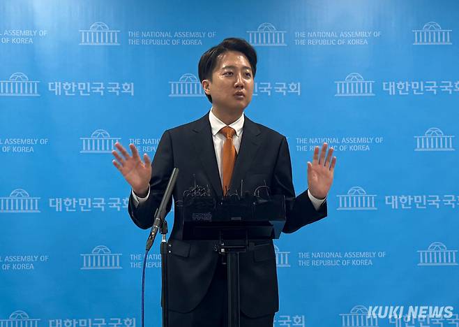 이준석 개혁신당 대선 후보가 22일 서울 여의도 국회 소통관에서 긴급 기자회견을 열고 범보수 진영의 단일화 논의에 응하지 않겠다는 입장을 밝히고 있다. 송금종 기자