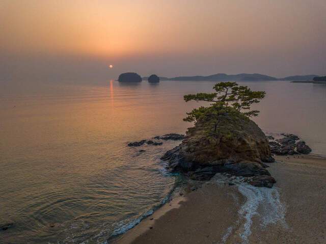 일몰 명소인 비인해변 당산바위 너머 쌍도.