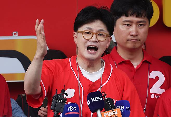 한동훈 전 국민의힘 대표가 21일 대구 중구 서문시장을 찾아 김문수 대선 후보 지원 유세를 하고 있다. 연합뉴스