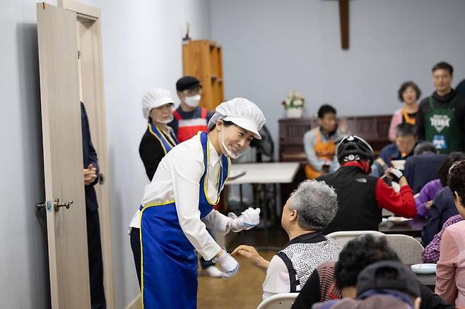 김혜경 여사가 지난 17일 전북 전주의 한 교회를 찾아 배식 봉사활동을 하고 있다. 더불어민주당 중앙선거대책위원회 제공