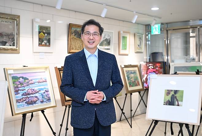 오원석 신용산교회 목사가 21일 서울 용산구의 교회에서 신용산교회의 청년 지원 사역을 설명하고 있다. 신석현 포토그래퍼