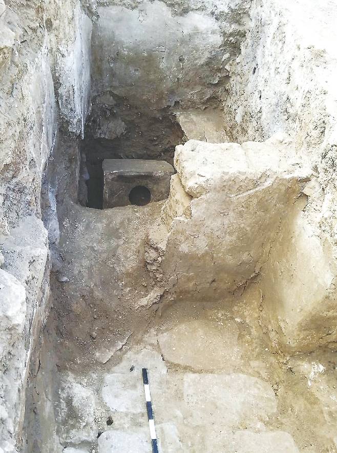 2016년 라기스에서 발굴된 제단 옆 석회암 변기. 변기 주변의 작은 제단 모서리가 파손돼 있다. 고고학자인 '발굴한 신의 흔적들' 저자는 “일반적으로 제단 모서리에 4개의 뿔이 있는데 이 부분이 인위적으로 부서지거나 깎인 흔적이 발견됐다”며 “이는 구약성경에 등장하는 예후의 종교개혁 물적 증거로 학계의 주목을 받았다”고 말한다. PCKBOOKS 제공