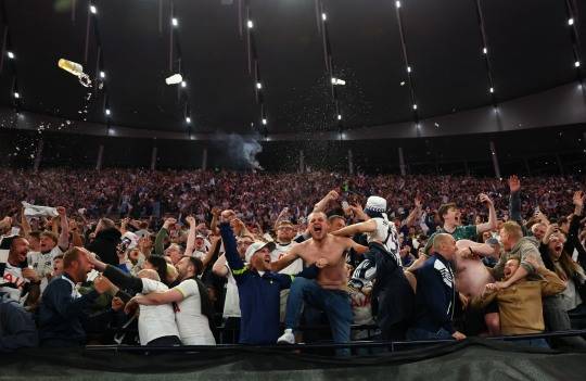 기뻐하는 토트넘 팬들. 사진[로이터=연합뉴스]