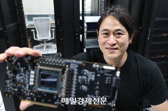 백준호 퓨리오사AI 대표가 최근 서울 강남구 본사 사옥 서버실에서 매일경제와 인터뷰를 진행하며 AI반도체 레니게이드를 들어보이고 있다. [이충우 기자]