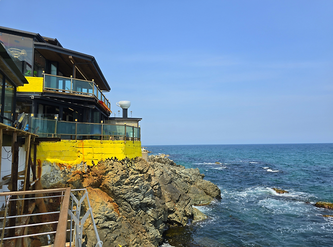 바다와 마주하고 있는 카페봄 / 사진=김혜성 여행+ 기자