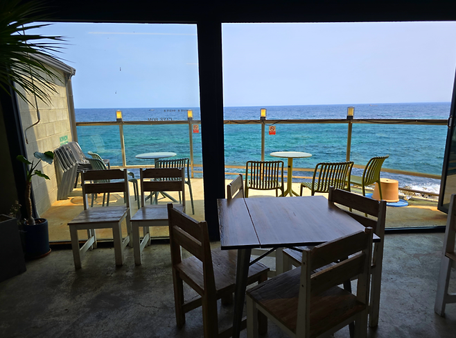 바다와 마주하고 있는 카페봄 / 사진=김혜성 여행+ 기자