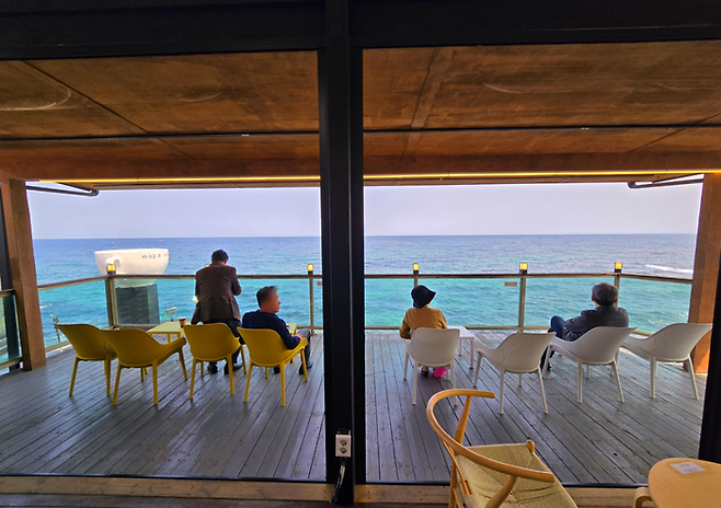 카페에서 바다를 구경하고 있는 여행객들 / 사진=김혜성 여행+ 기자